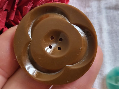 Gros bouton ancien art deco  marron  diamètre 4  cm ref 3099