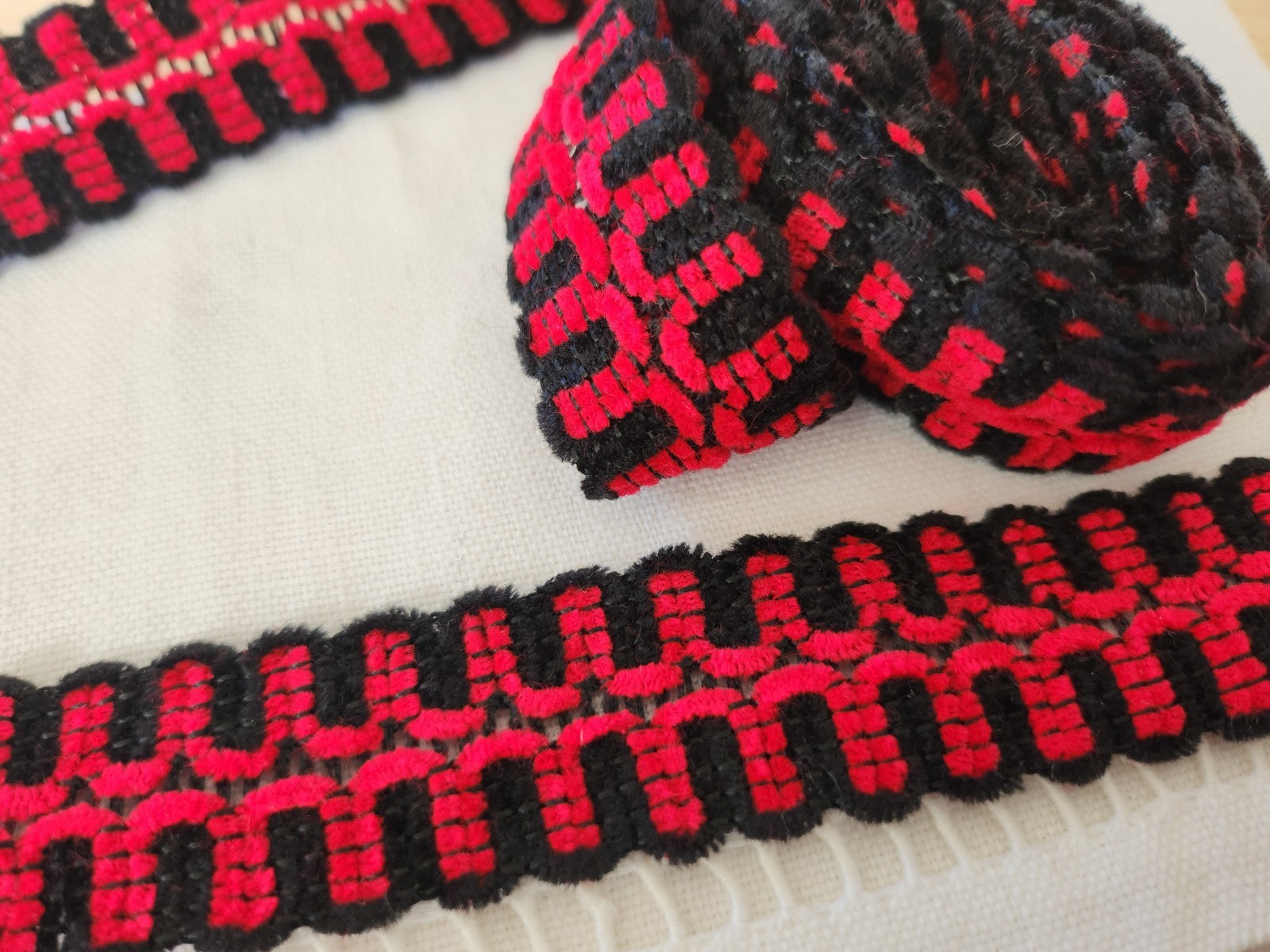 Superbe galon noir et rouge chenille original 2 mètres / 2,6 cm moderne T2-15