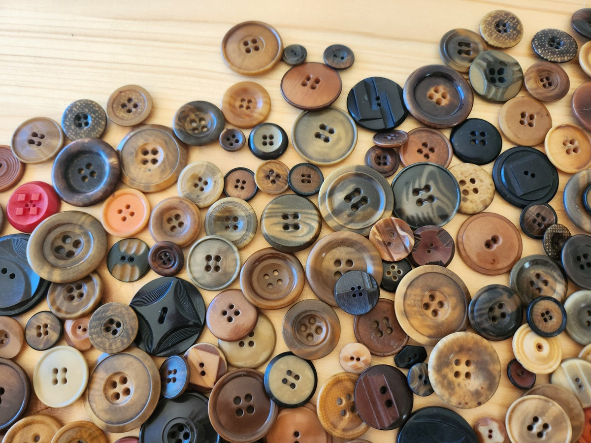 Gros lot de boutons anciens en corozo à trous un peu moins de 500 grammes T10