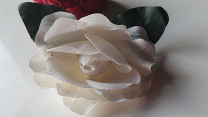 Grosse fleur ancienne blanche  montée en broche modiste T0-41