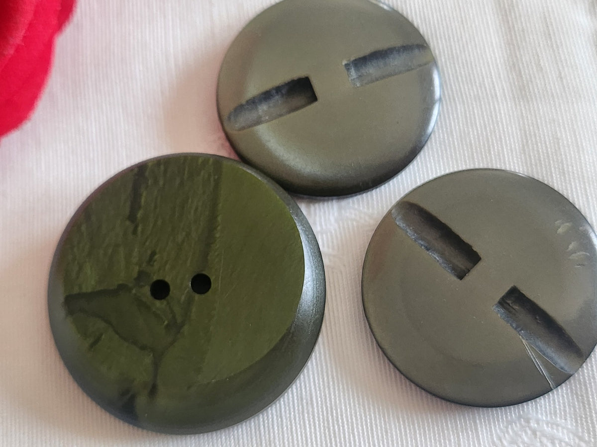 Trio gros boutons vintage vert ton kaki 3,3 et 3,9 cm ref 6216