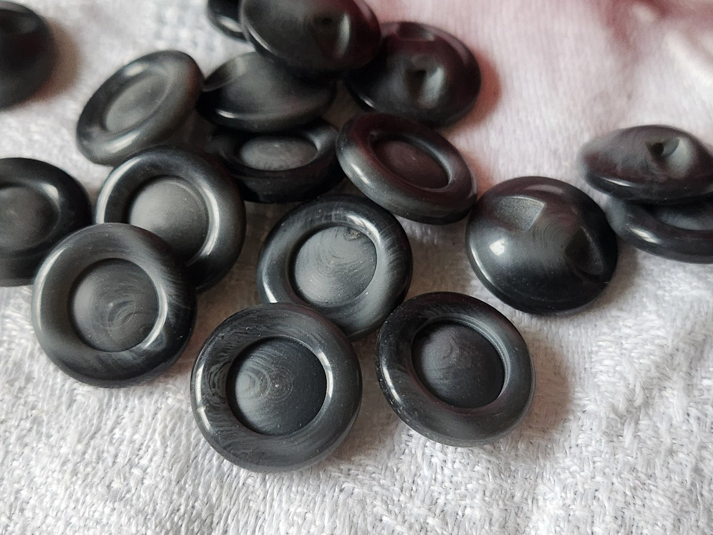 Lot 18 petits boutons vintage gris camaieu pied 1,5 cm ref 5915
