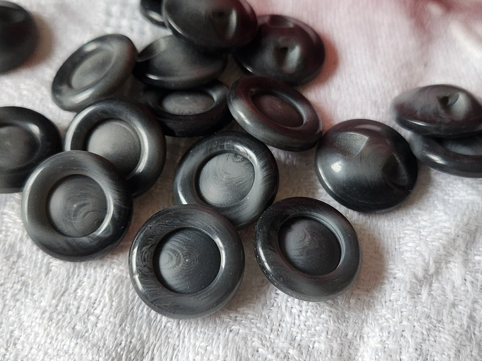 Lot 18 petits boutons vintage gris camaieu pied 1,5 cm ref 5915
