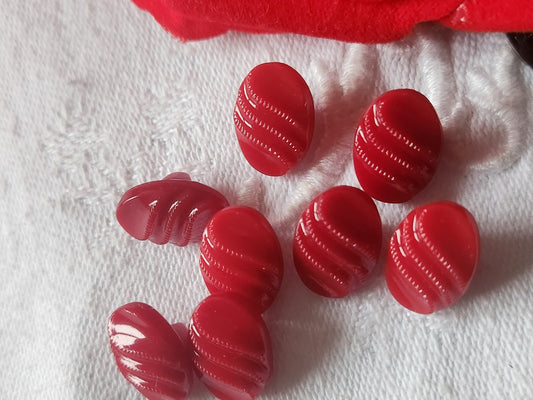 Lot 8 boutons anciens en verre rouge ovale 0,9 sur 1,3 cm ref 2114 panaché