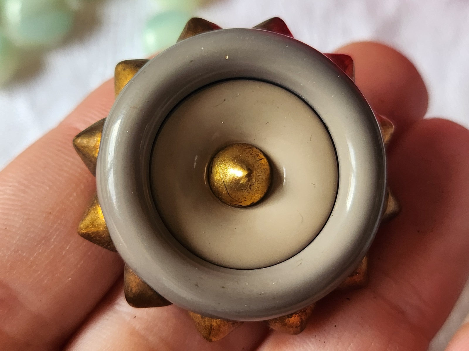Gros bouton ancien vintage avec pourtour pique gris  3,9 cm ref 1971