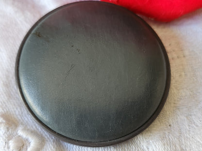 Enorme bouton ancien en cuir gris à pied 4,4 cm collection G18O
