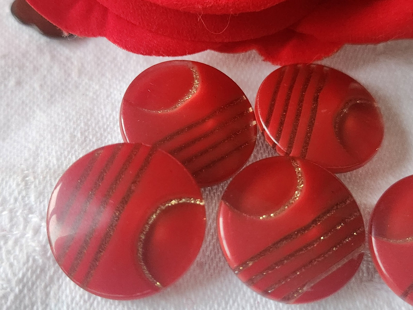 Lot 5 boutons vintage rouge inclusion doré pied 2 cm ref 892