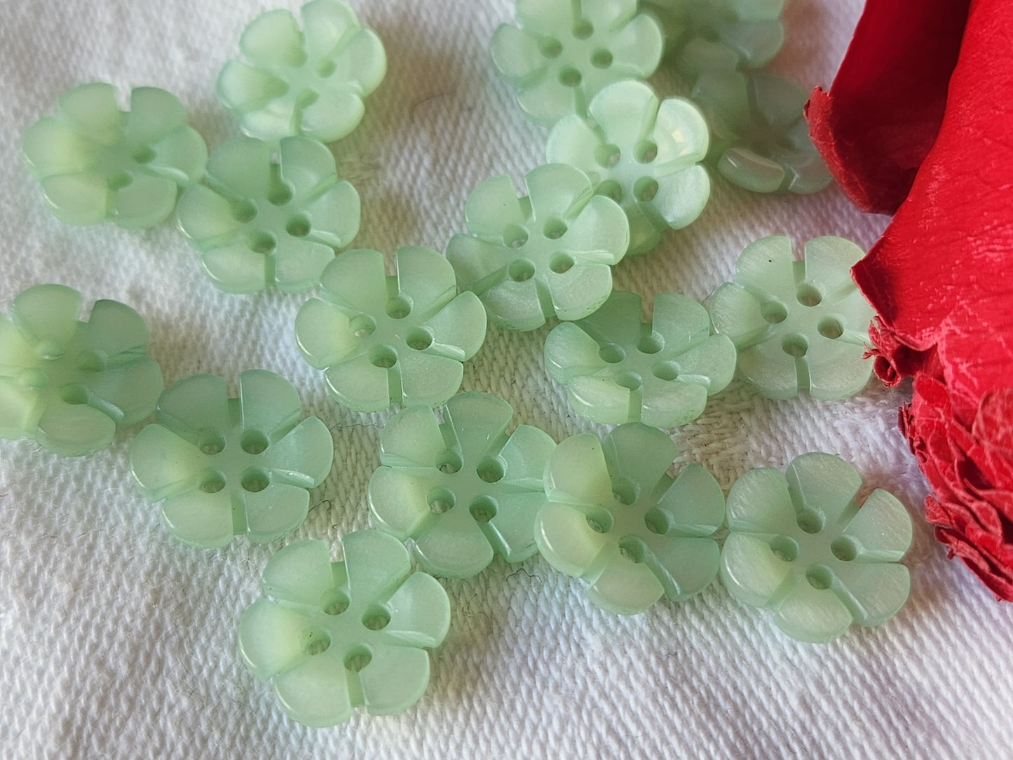 Lot 16 boutons vintage petits marguerite vert 1,2 cm mini trou ref 5488