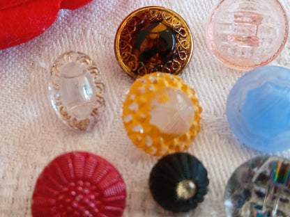 Lot 10 boutons anciens en verre multicolore  panaché 0,8  à 1,5 cm ref 6466