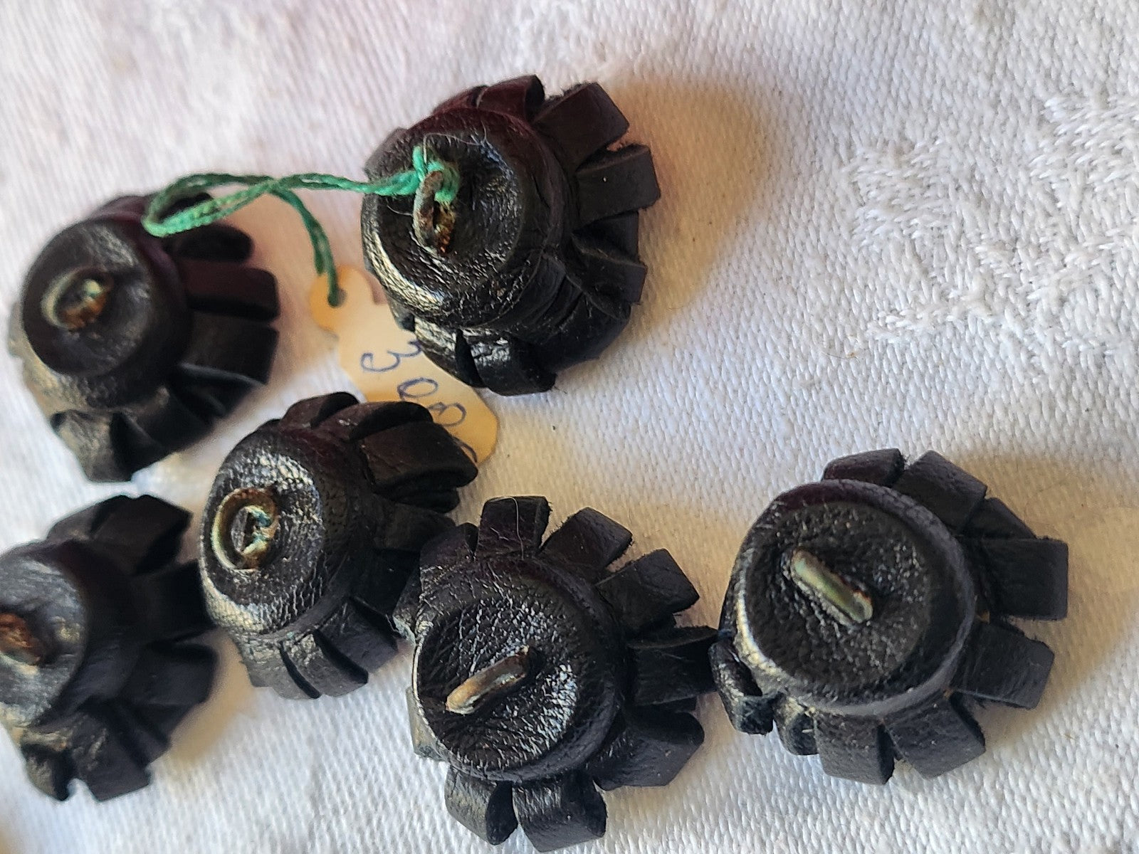Lot 6 superbes boutons anciens en cuir parurier pied 2,3/2,4 cm ref 763