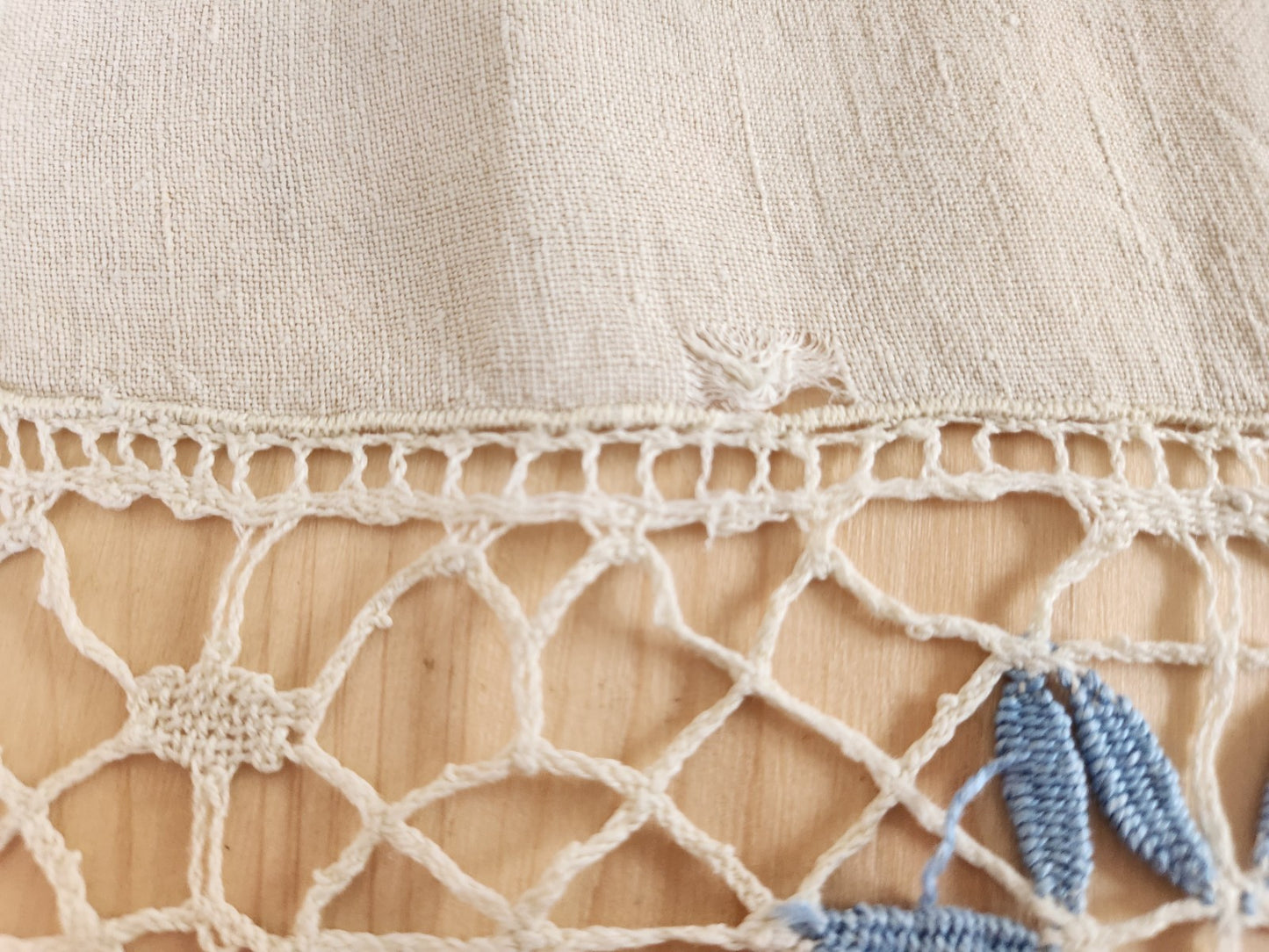 Large bordure ancienne grise lin dentelle bleu broderie à détourner ou recup B3