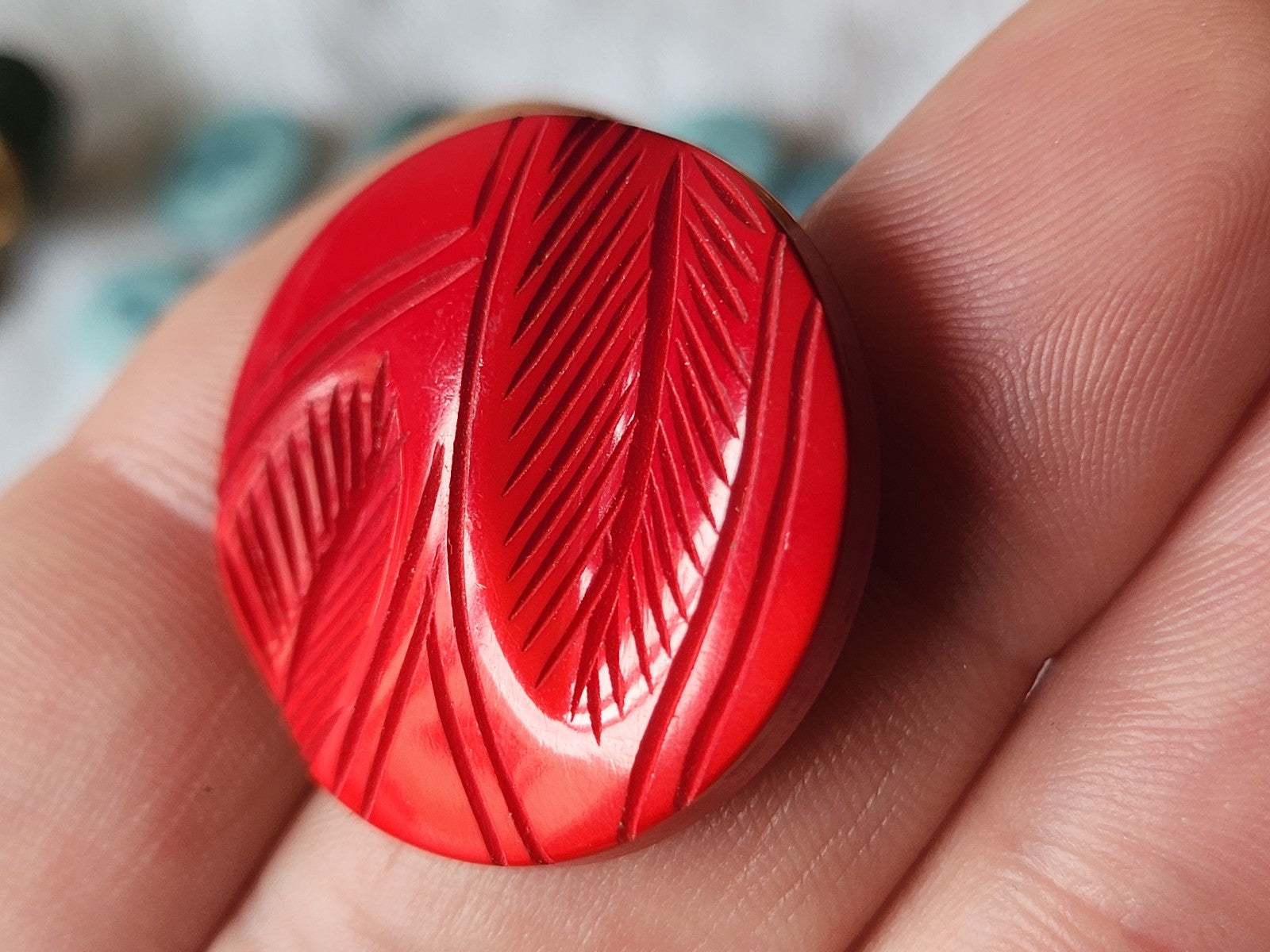 Collection bouton ancien rouge camaieu motif feuillage relief 2,6 cm G12J