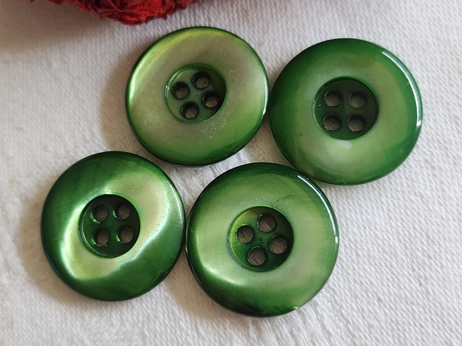 Lot  4 boutons anciens en nacre vert  2,2 cm trous ref  1252