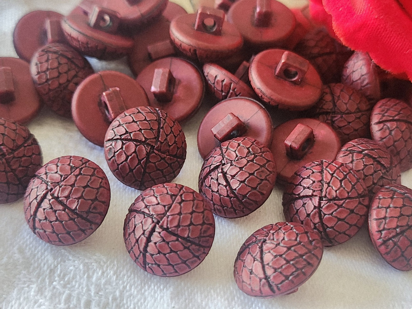 Lot 12 boutons lie de vin effet resille reptile pied rouge  1,4 cm ref 6139 **