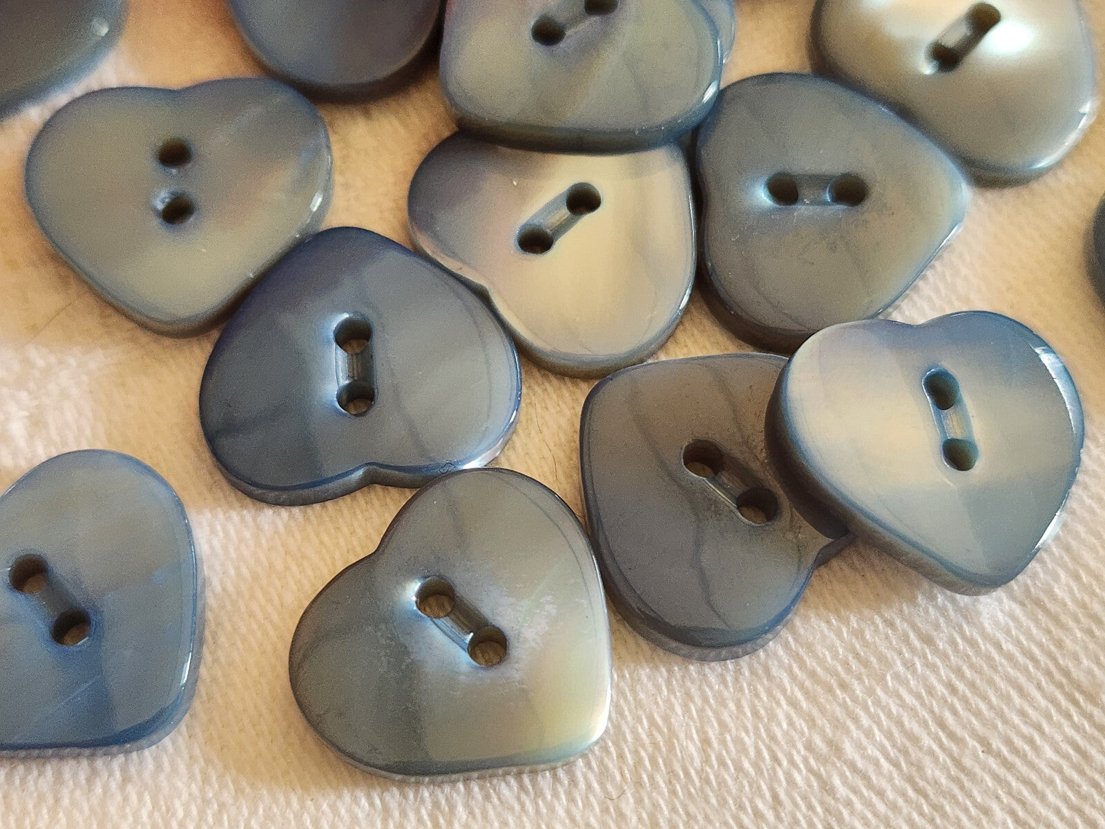 lot 6 boutons anciens en nacre bleu forme de coeur layette 1,7 cm ref 218
