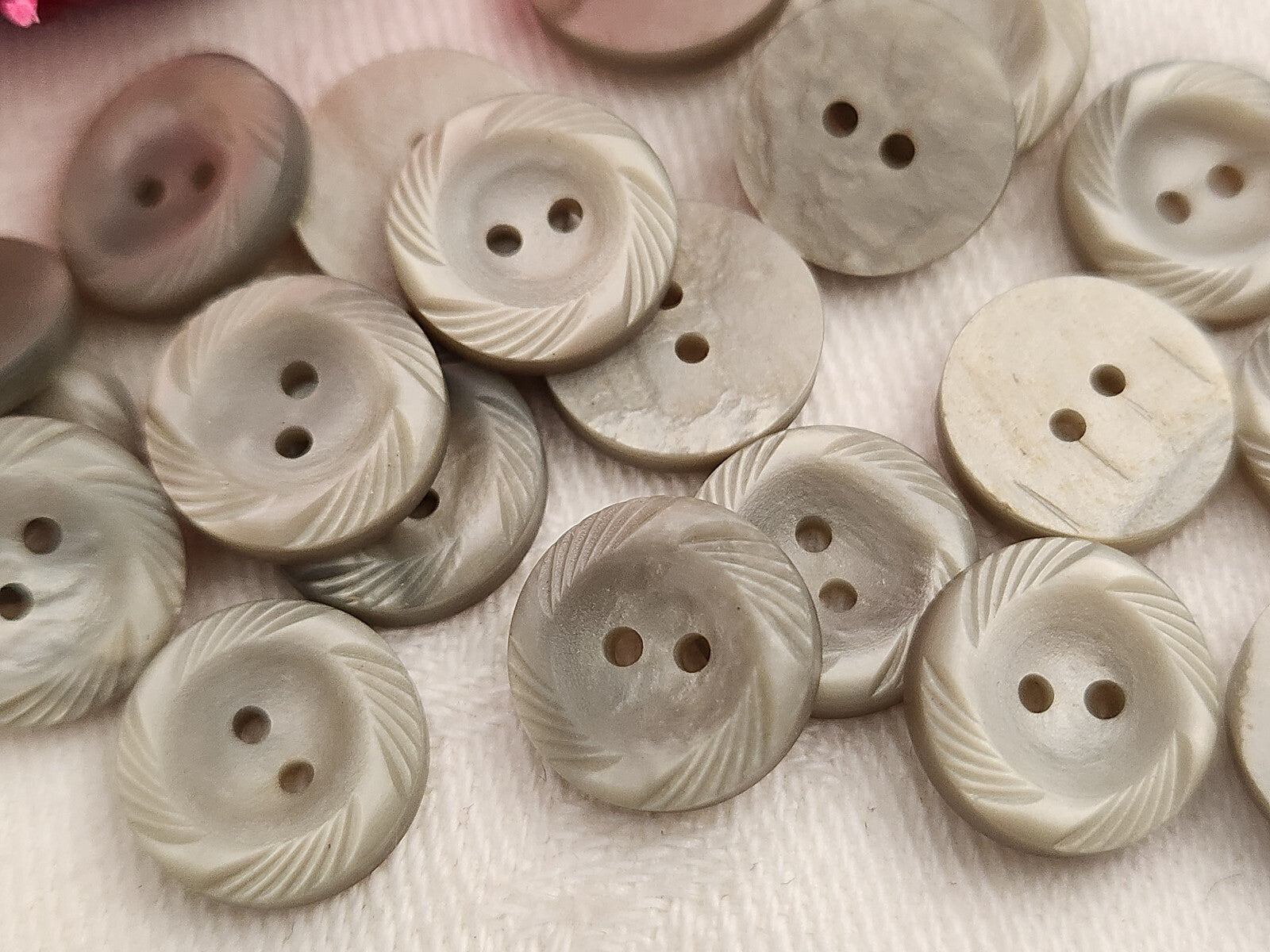Lot 18 petits boutons vintage gris 1,1 cm trous travaillé ref 337