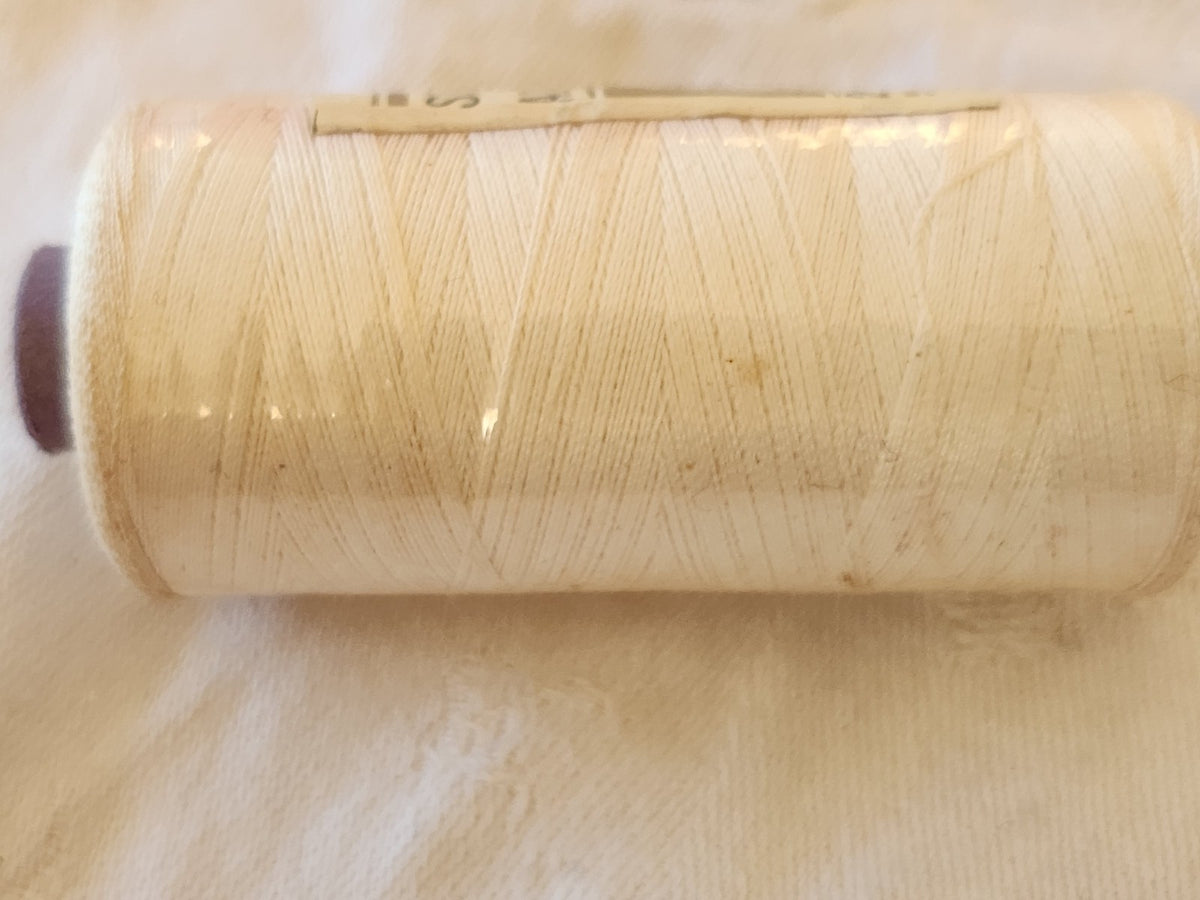 Bobine ancienne blanc  25  grammes couture mercerie ancien similisé a l'hamecon