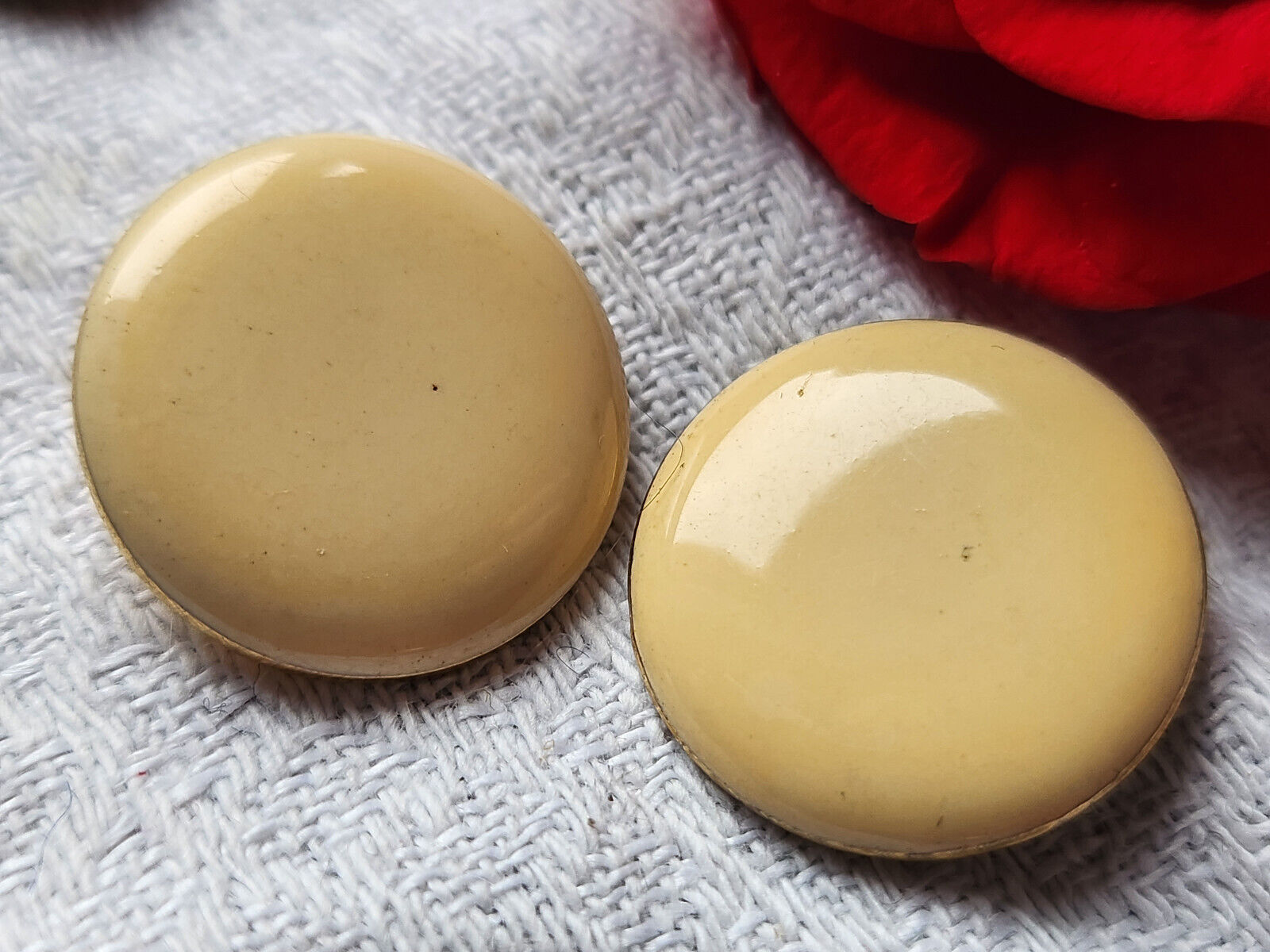 Duo boutons en métal doré vintage beige 2 cm pied D6C