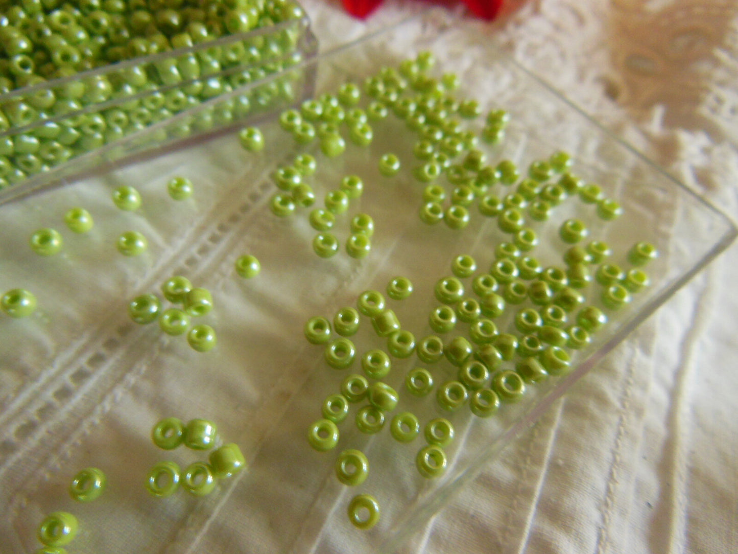Lot environ 20 grammes de perles de rocaille vert satiné n°3
