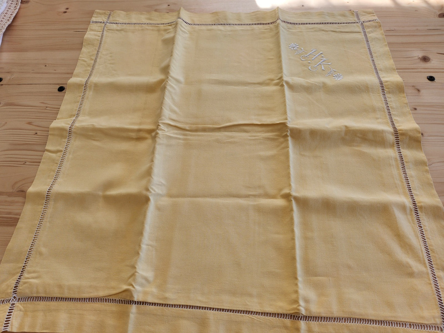 Lot deux anciennes taies d'oreillers monogramme HK jaune paire superbes B6