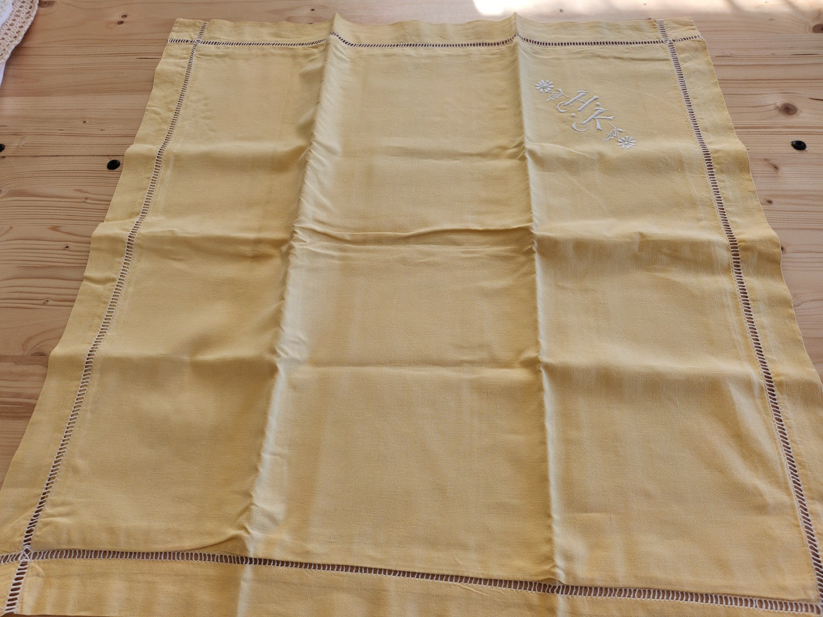 Lot deux anciennes taies d'oreillers monogramme HK jaune paire superbes B6