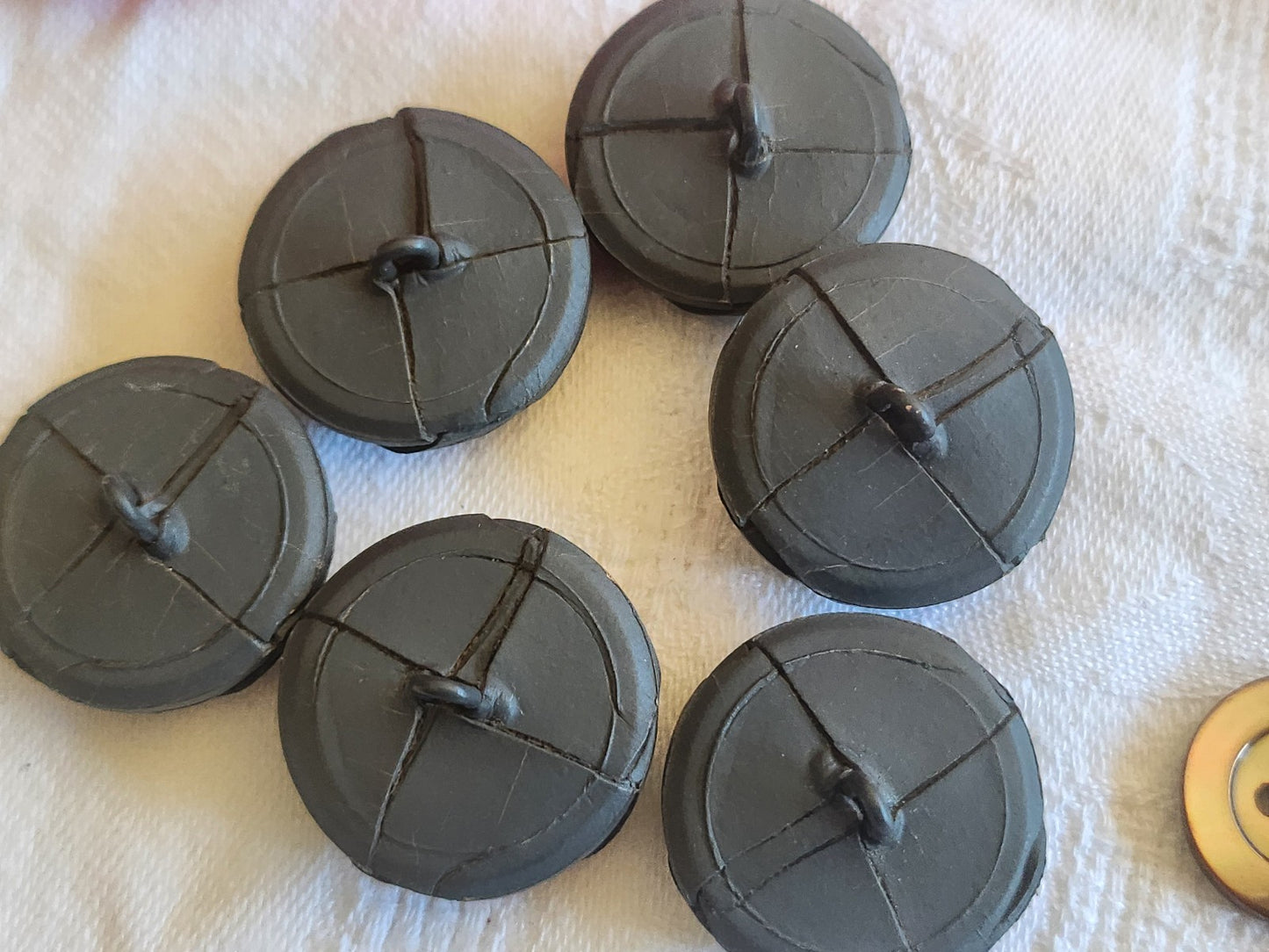 Lot 6 gros boutons anciens en cuir  gris  à pied grelot 2,5 cm  ref 2582
