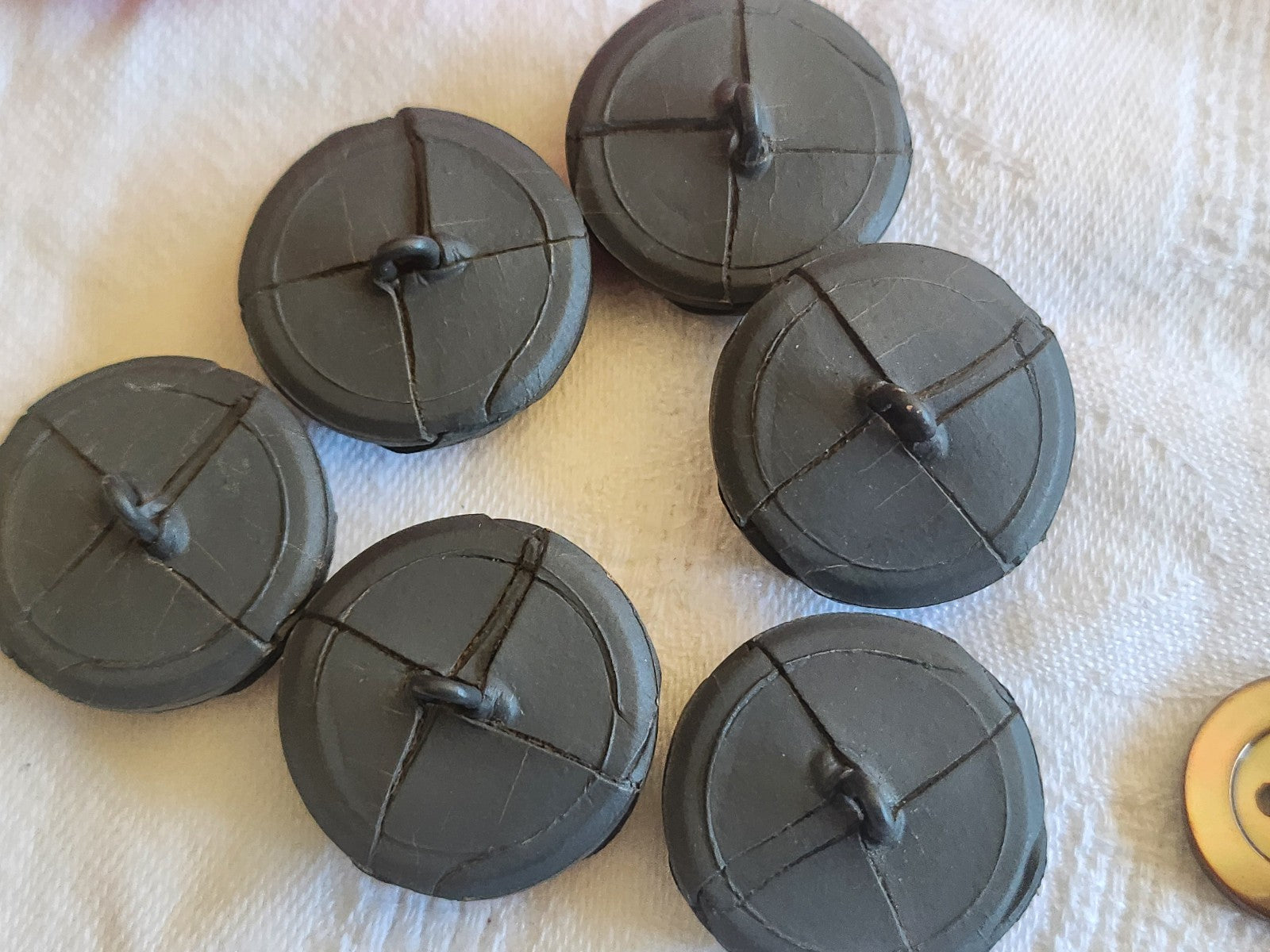 Lot 6 gros boutons anciens en cuir  gris  à pied grelot 2,5 cm  ref 2582
