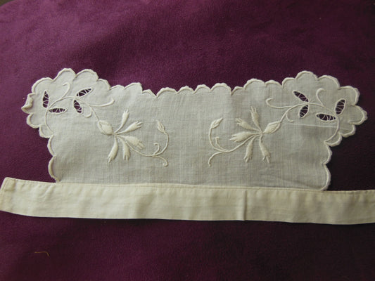 Petit col ancien bébé? emmanchure? broderie fleur plumetis TT1-28