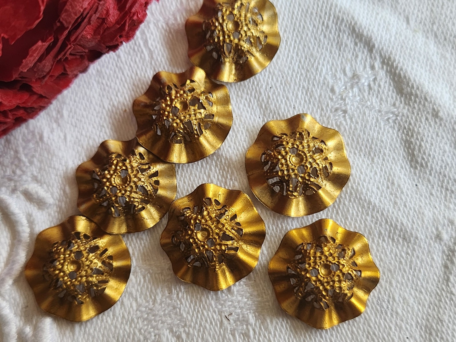 Lot 7 boutons anciens dentelle doré courbé 1,7 cm ref 1718