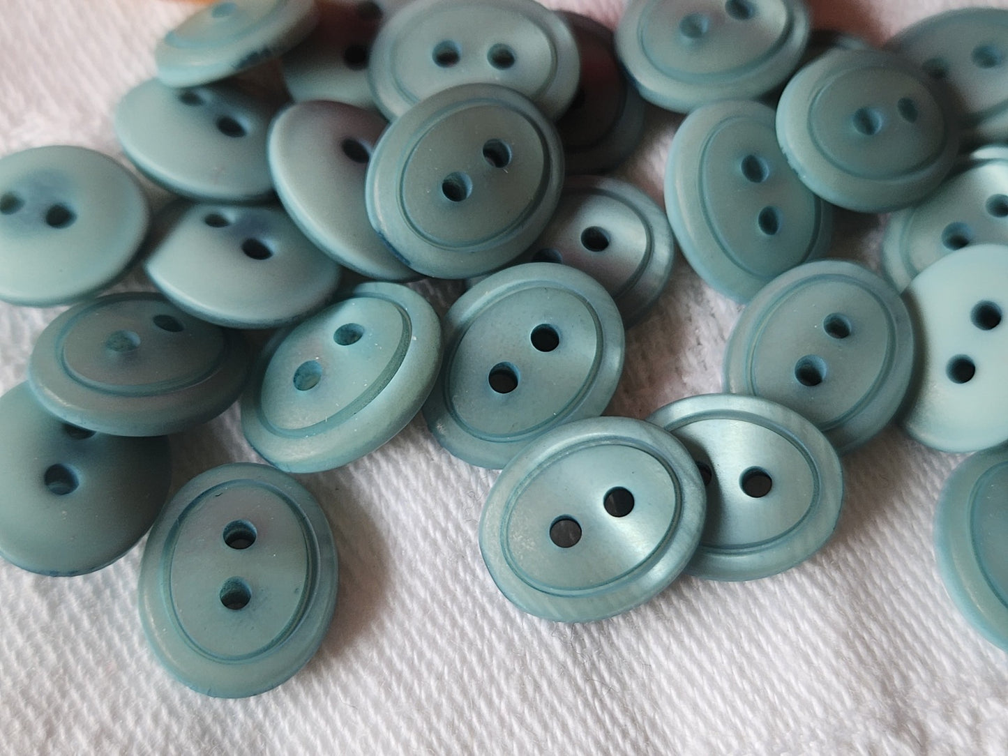 Lot 32 petits boutons vintage bleu ovale à trous  1 cm sur 1,2 cm ref 3573