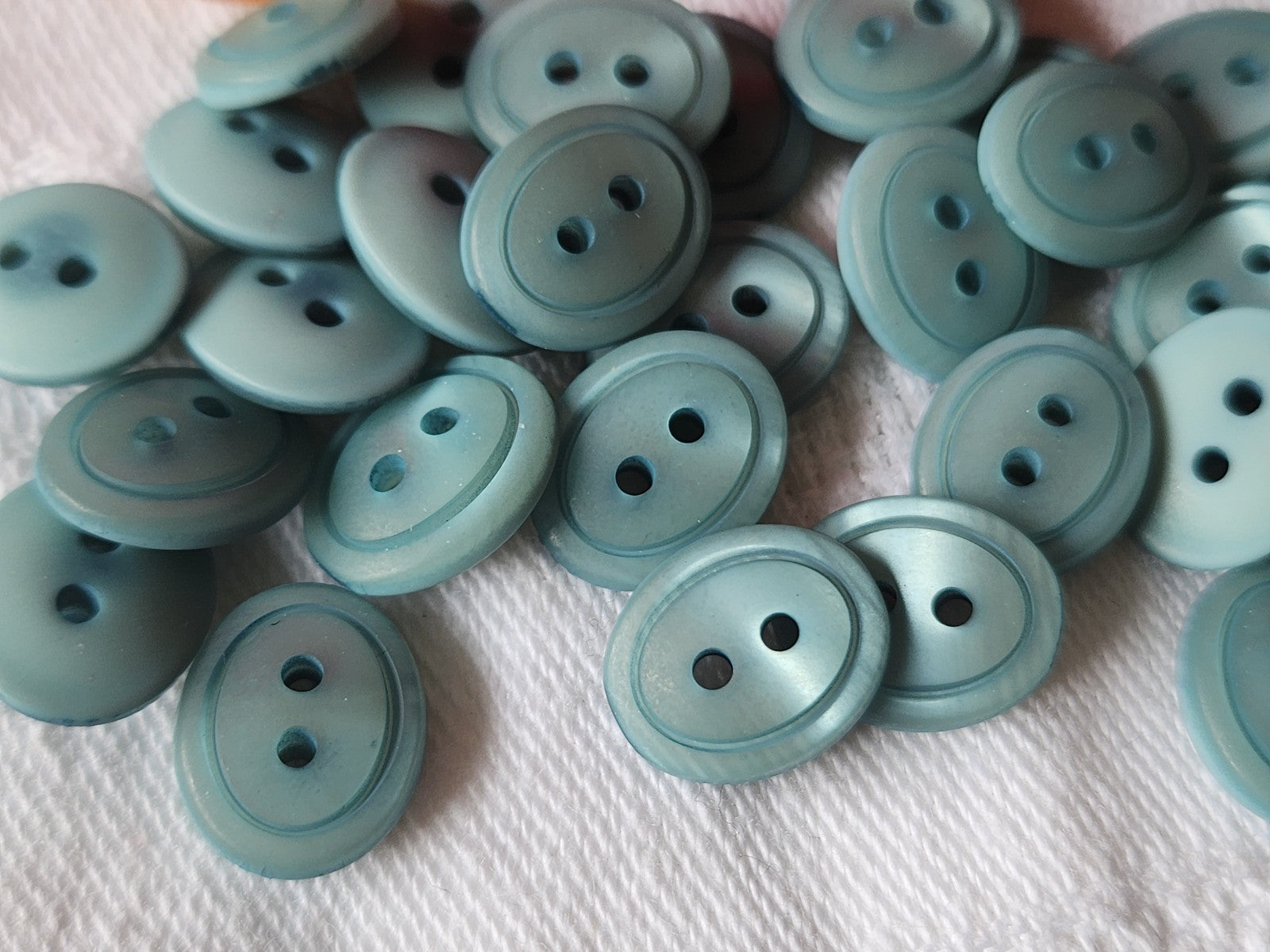 Lot 32 petits boutons vintage bleu ovale à trous  1 cm sur 1,2 cm ref 3573