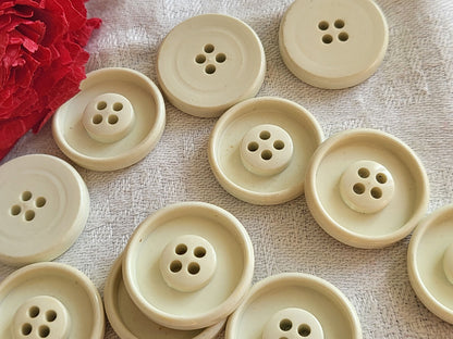 Lot 12 boutons vintage créme coeur rehaussé leger 4 tous 2,1 cm ref  5171