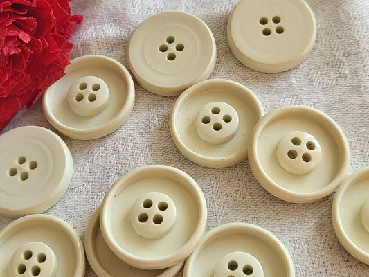 Lot 12 boutons vintage créme coeur rehaussé leger 4 tous 2,1 cm ref  5171