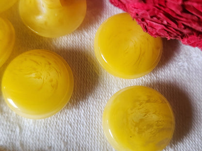 Lot 17 boutons vintage jaune  veiné  pied transparent 1,4/1,5 cm ref 244