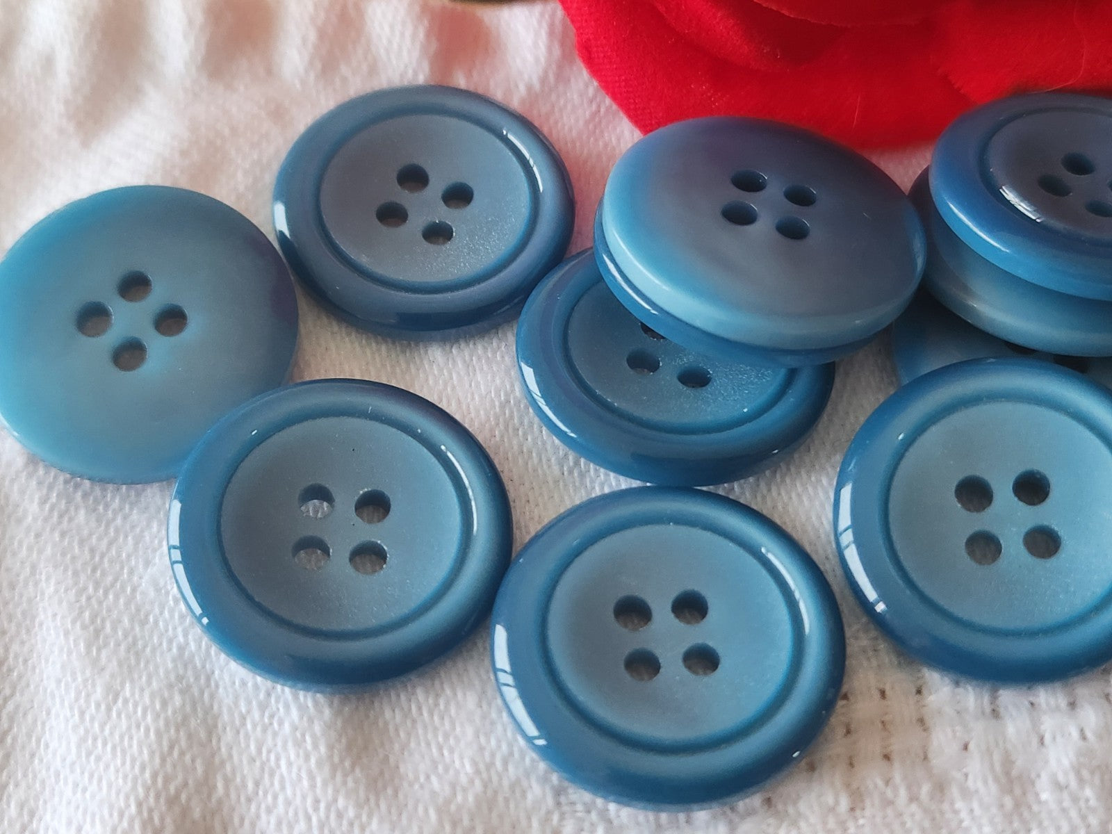 Lot 12 boutons vintage bleu 4 trous diamètre:  2 cm ref 3937