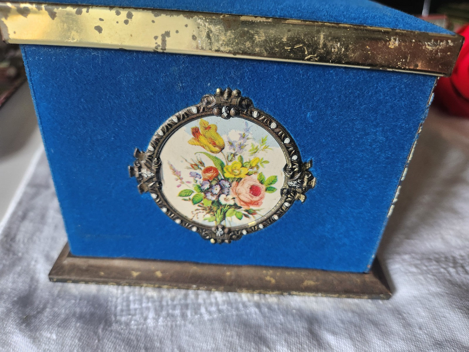 Ancienne boite tôle velours bleu medallon bouquet d'or vintage