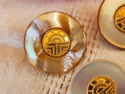 Trio boutons vintage en nacre beige  blanc 2 et 2,2 cm D14J