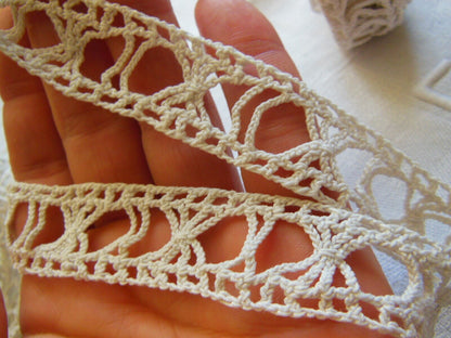 Dentelle ancienne entre deux aérée 3 mètres sur 2,1 cm T2-30