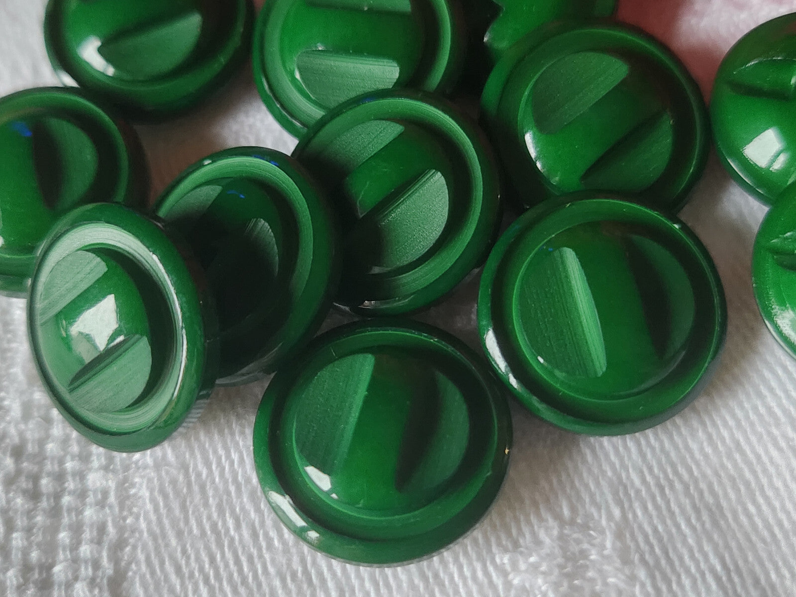 Lot 12 boutons vintage vert travaillé à pied 1,7 cm ref 1180