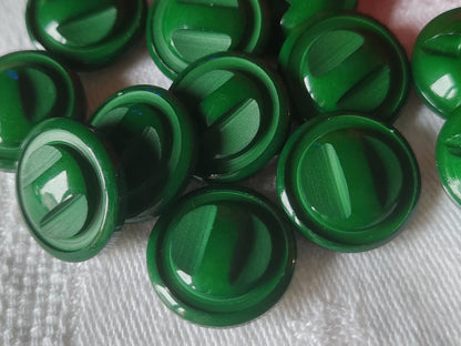 Lot 12 boutons vintage vert travaillé à pied 1,7 cm ref 1180