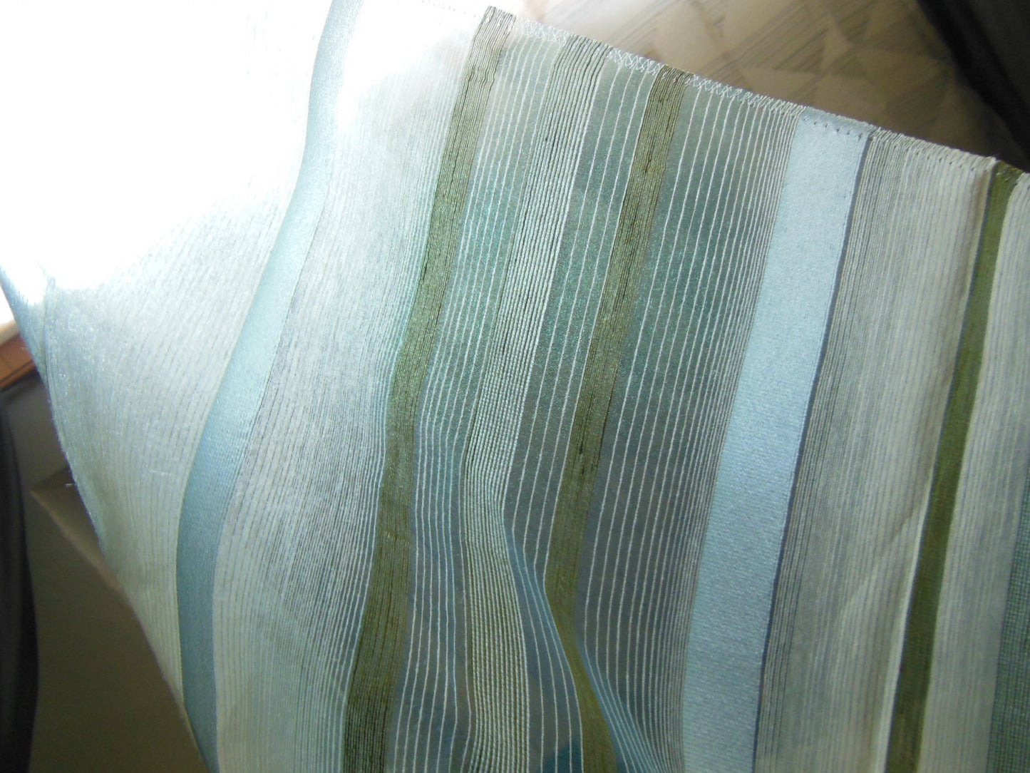 Coupon tissu moderne voilage motif  rayé brillant vert bleu 97 cm sur 79 cm B3
