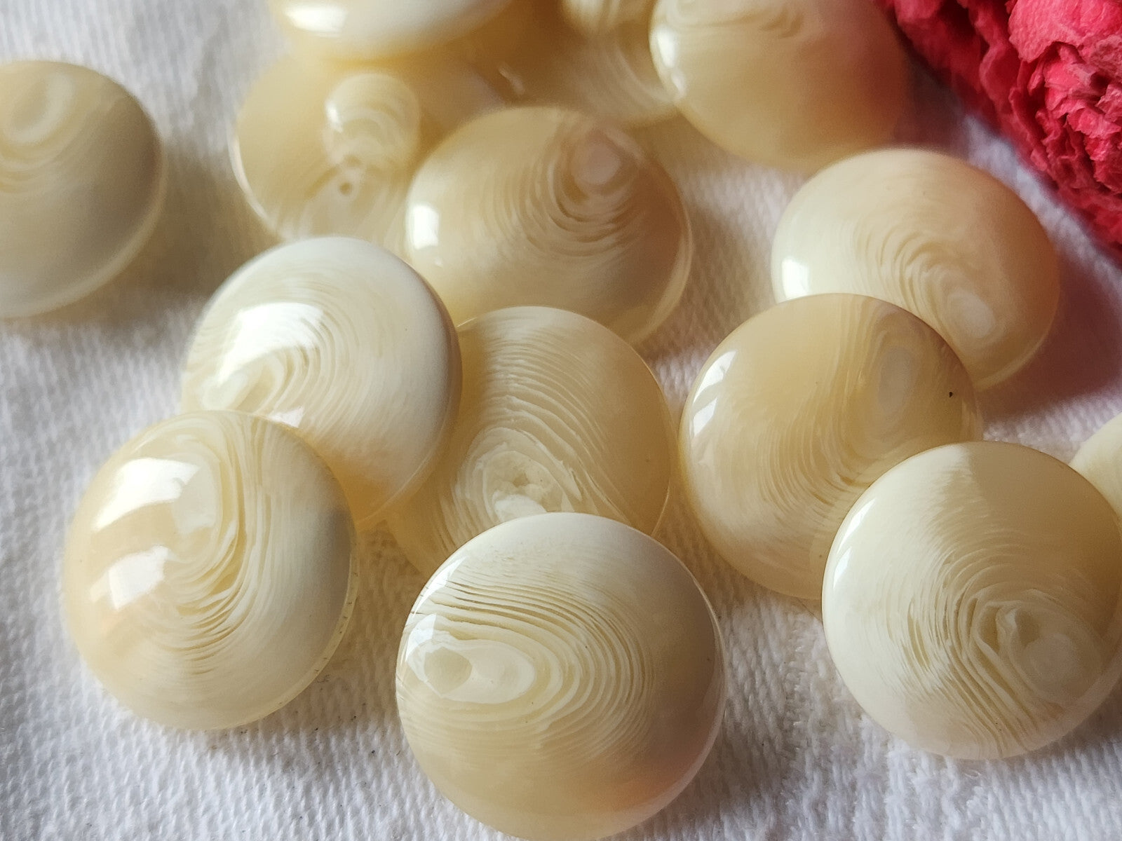 Lot 13 boutons vintage creme beige  veiné  pied transparent  1,8 cm ref 926