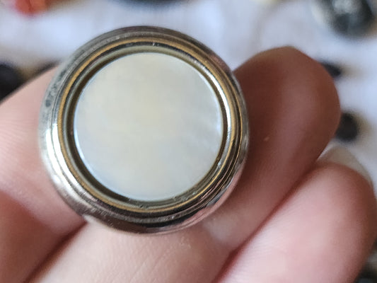 Gros bouton ancien monture métal coeur nacre blanc laiteux  2,6 cm ref 5666
