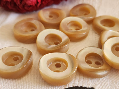 Lot  6 hauts boutons anciens en nacre  créme 1,9 cm lourd ref  594