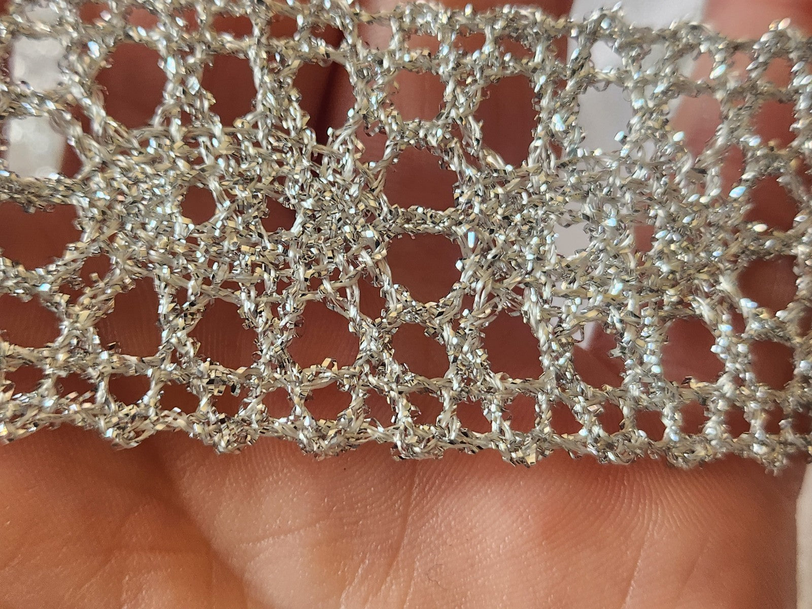 Dentelle vintage argenté entre deux  large 2 métres  sur 3,1  cm A3
