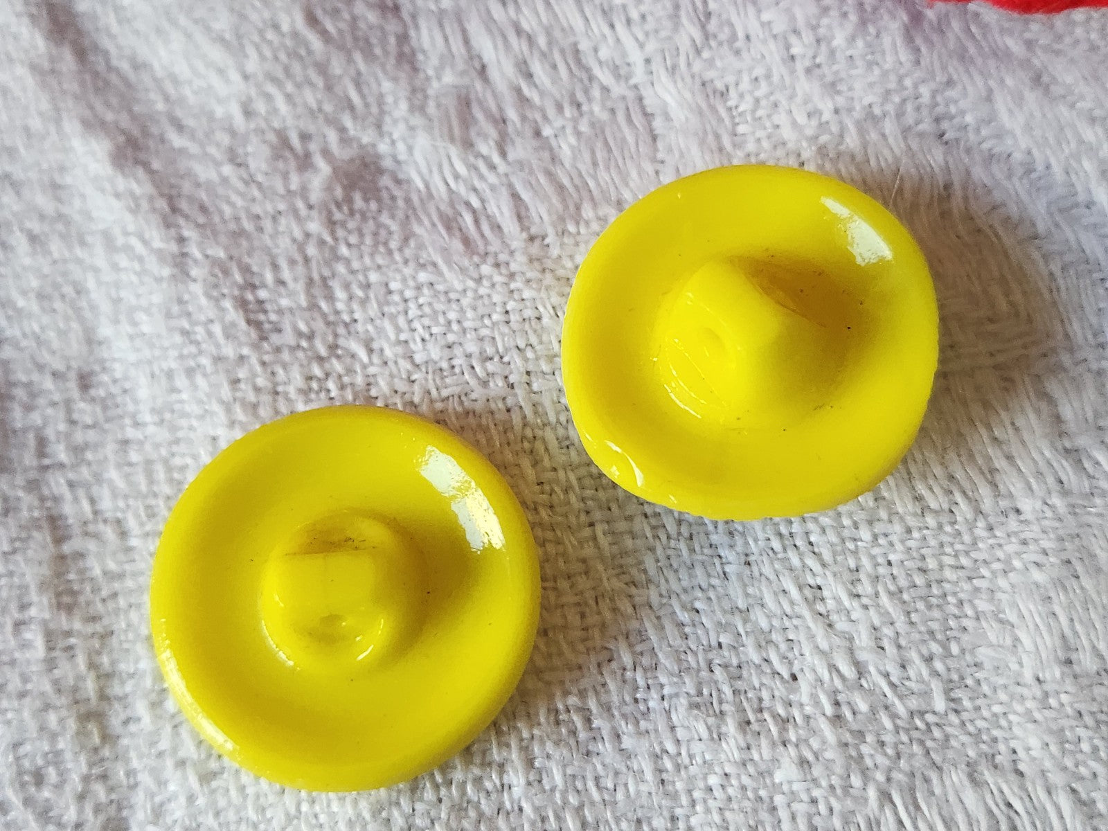 Duo boutons anciens en verre vintage jaune irisé  travaillé 1,7 et 1,8 cm G19C