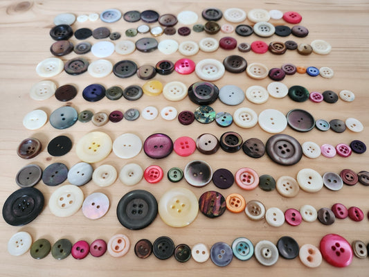 Gros lot de 150 boutons anciens en nacre 0,9 à 2,6 cm T8