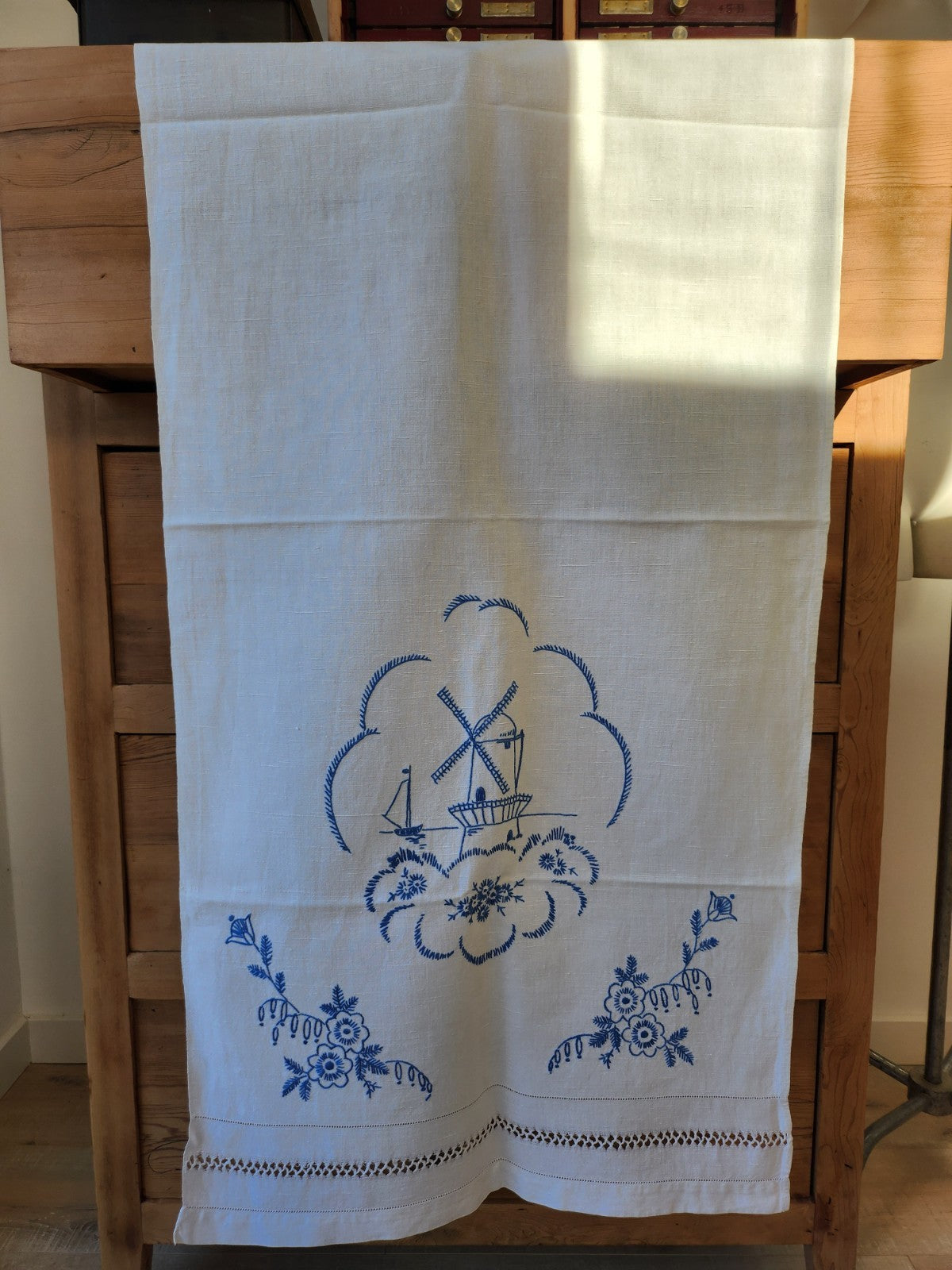 Ancien cache torchon blanc broderie bleu moulin superbe 54 cm sur 120 cm B8