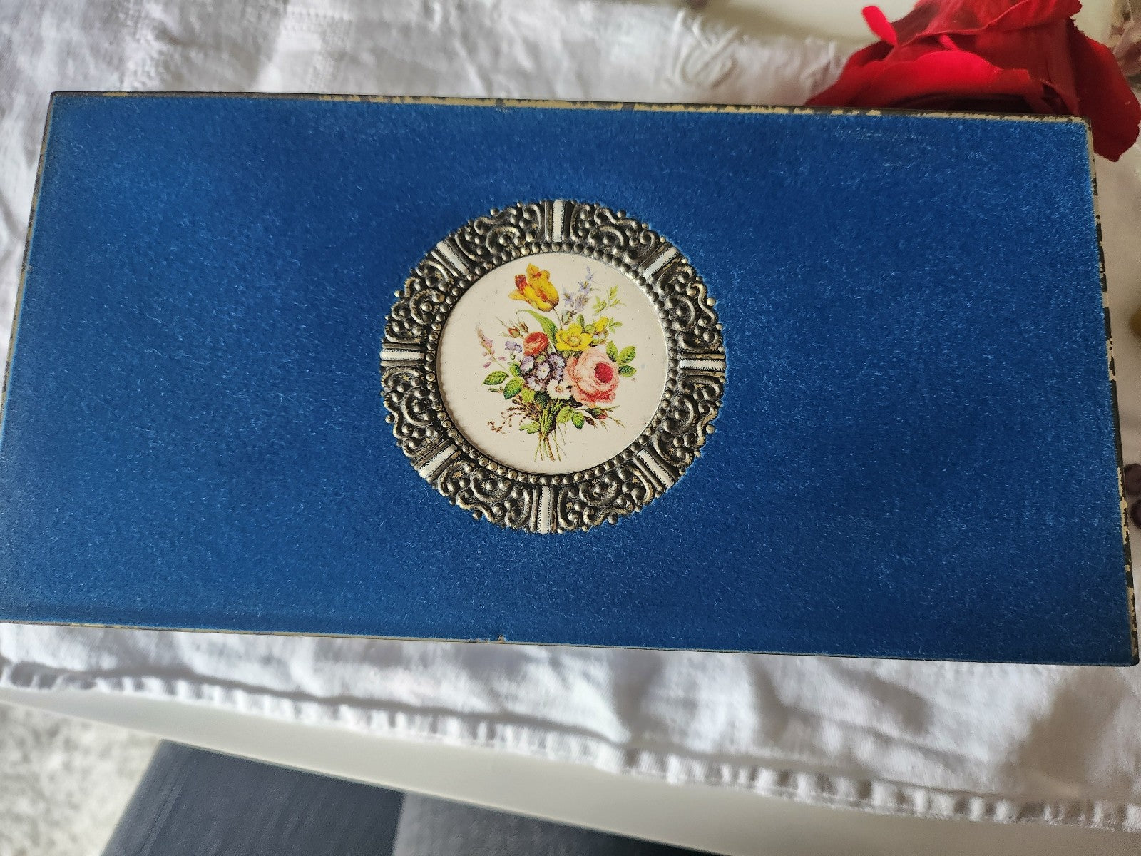 Ancienne boite tôle velours bleu medallon bouquet d'or vintage
