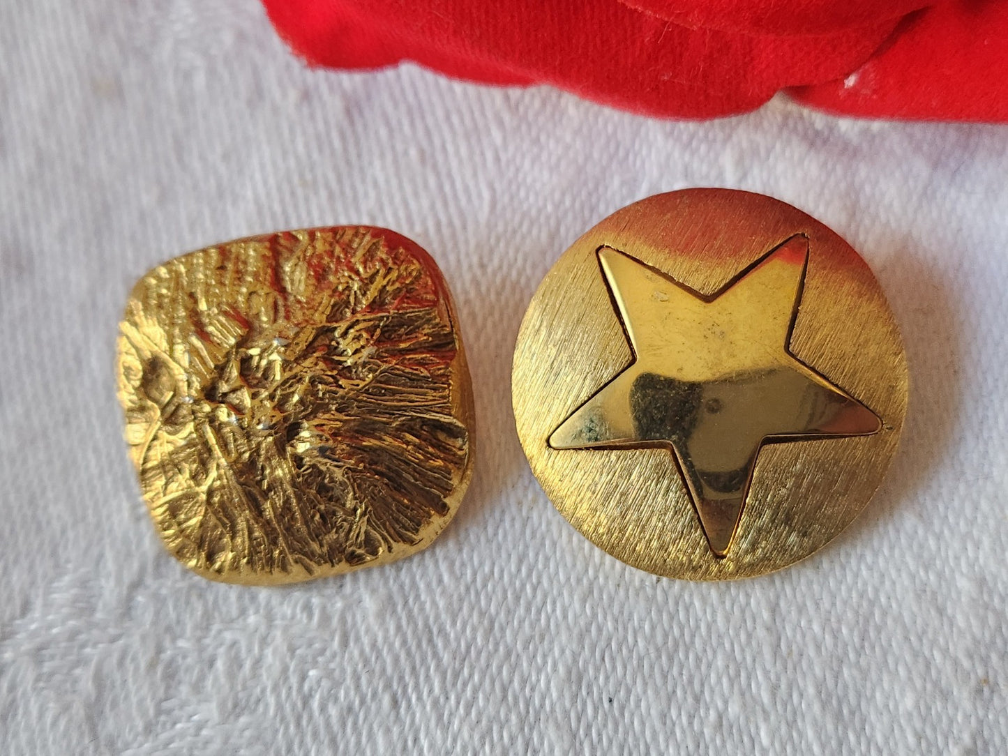 Duo boutons vintage en métal  doré à pied 2,1 cm et 2,4 cm D3K